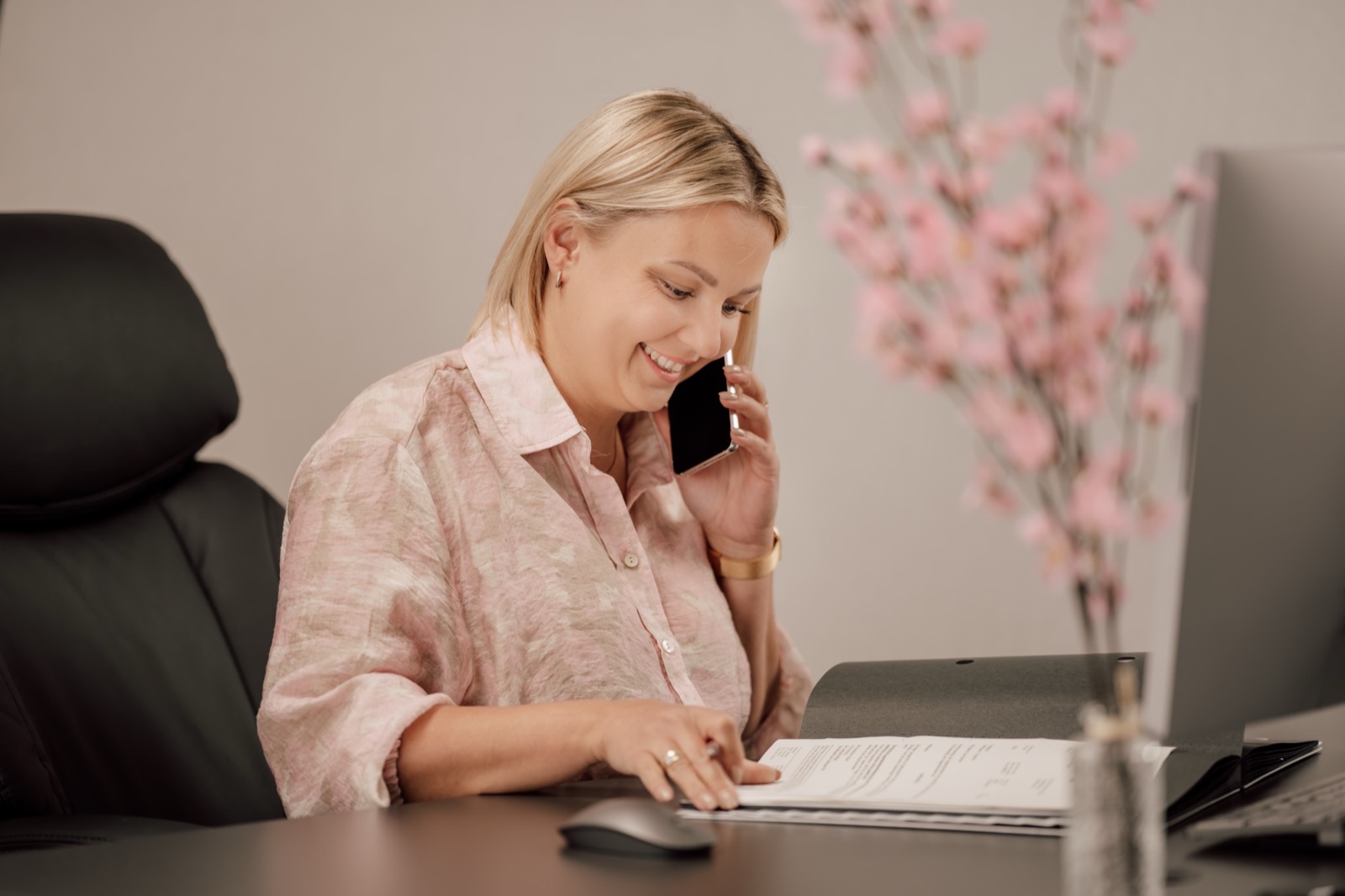 Anastasia am Telefon im Beratungsgespräch